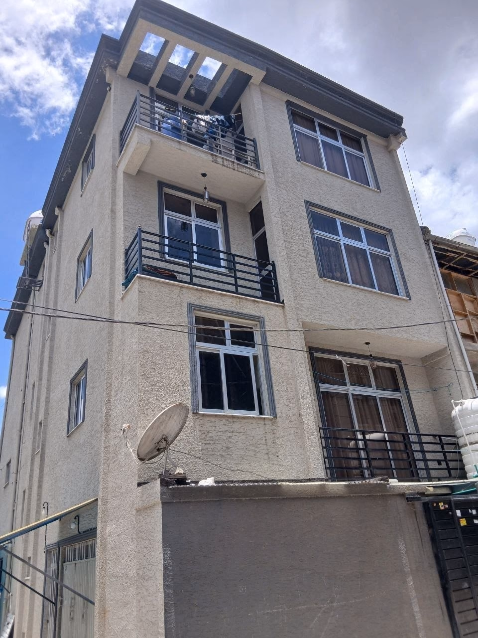 የሚሸጥ 94 ካሬ ህንጻ photo 1